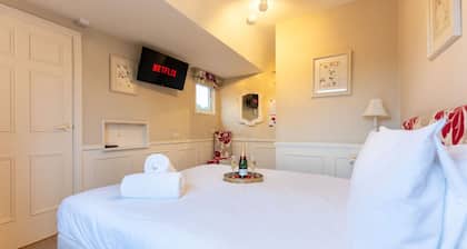 Cransley Room 13 - Double Room close to the beach, town and station