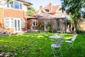 Outdoor dining - Cransley Room 9 - Close to the Beach & Town Centre (Bournemouth)