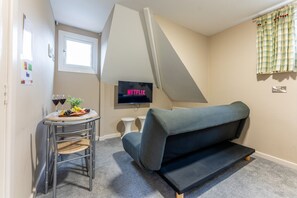 TV - Cransley Room 11 - Apartment close to the beach with communal garden (Bournemouth)