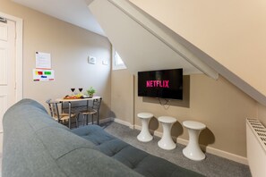 TV - Cransley Room 11 - Apartment close to the beach with communal garden (Bournemouth)