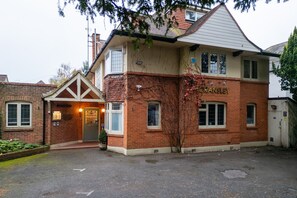 A two-story building with a sign reading 'CRANLEY' on the front. - Cransley Room 11 - Apartment close to the beach with communal garden (Bournemouth)