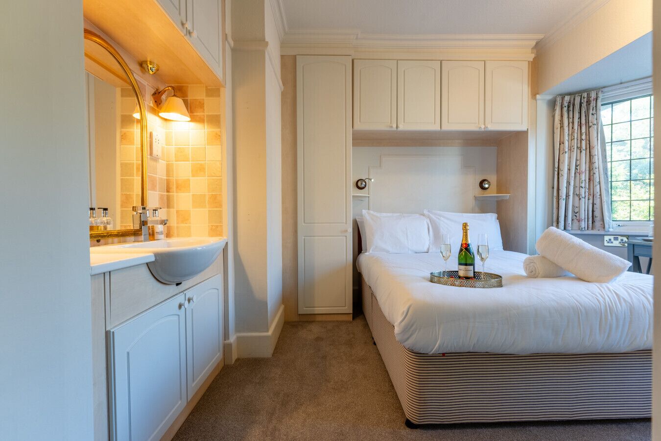 1 bedroom, desk, WiFi, bed sheets