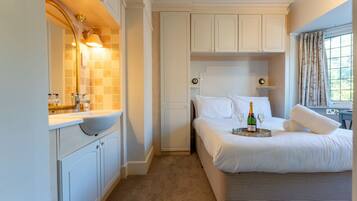 1 bedroom, desk, WiFi, bed sheets
