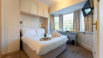 1 bedroom, desk, WiFi, bed sheets