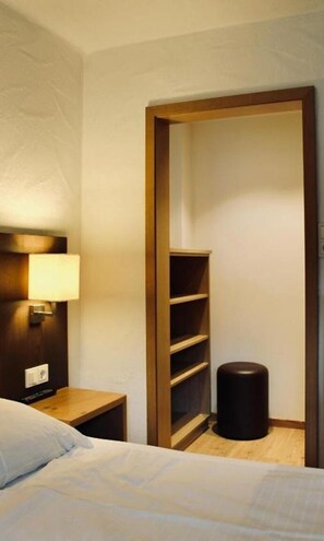 Cofres nos quartos, escrivaninha, Wi-Fi de cortesia, roupa de cama