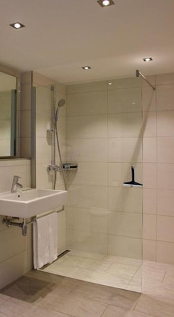 Shower, towels, soap, toilet paper. Pension Auwirt Saalbach