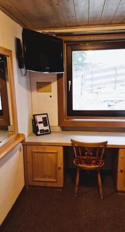 In-room safe, desk, free WiFi, bed sheets. Pension Auwirt Saalbach