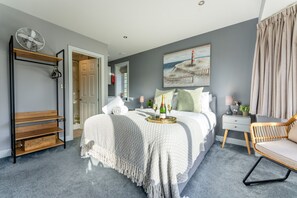 Escritorio, wifi y ropa de cama 