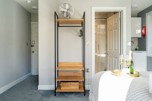 Escritorio, wifi y ropa de cama 