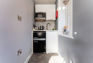Fridge, microwave, stovetop, toaster - Cransley Room 6 - Close to beaches and town with shared garden (Bournemouth)