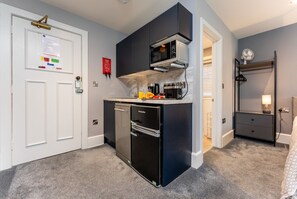 Fridge, microwave, stovetop, dishwasher - Cransley Room 3 - Parking, close to the beach, train station & town (Bournemouth)