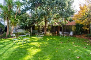 Outdoor dining - Cransley Room 2 - Close to the Beach & Town Centre (Bournemouth)