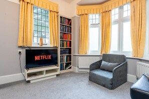 TV - Cransley Room 5 - Apartment close to the beach with communal garden (Bournemouth)