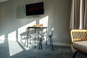 Outdoor dining - Cransley Room 7 - A great spot for the beaches and town centre (Bournemouth)