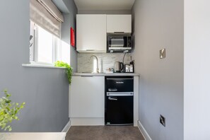 Fridge, microwave, stovetop, toaster - Cransley Room 7 - A great spot for the beaches and town centre (Bournemouth)