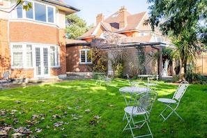 Outdoor dining - Cransley Room 7 - A great spot for the beaches and town centre (Bournemouth)