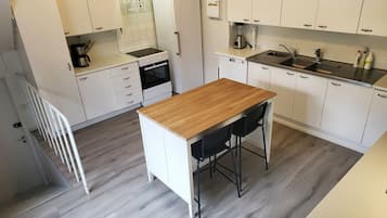 Family Apartment, 4 Bedrooms, Pets allowed | Private kitchen