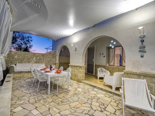 Villa Just Steps from the Sea