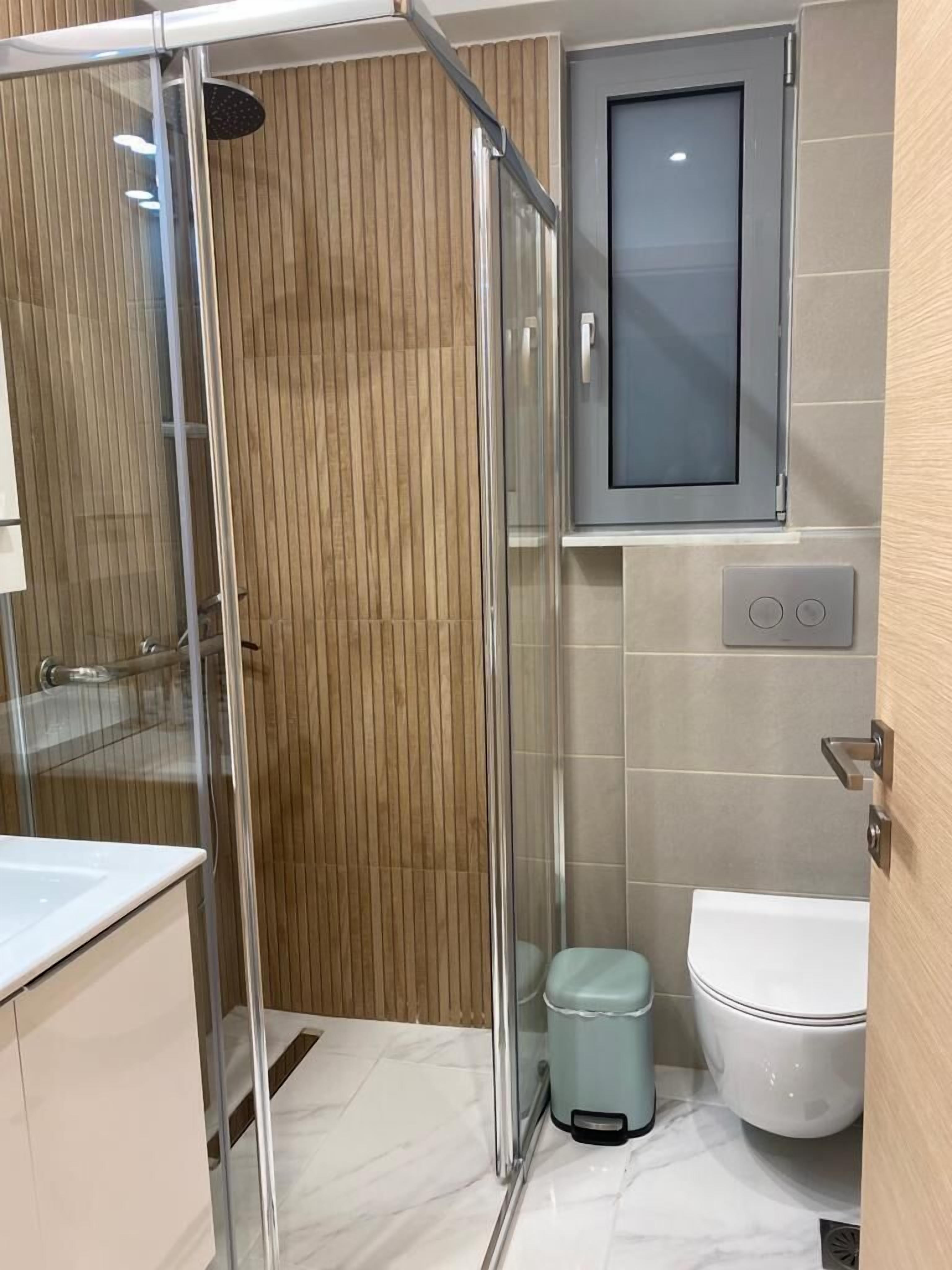 Chambre triple classique, vue sur la ville | Salle de bain | Articles de toilette (gratuits), pantoufles, serviettes fournies