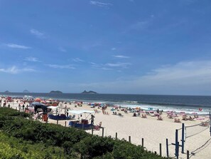 Beach - Charming 2-bedroom Apartment With Ocean View in Rio (Rio de Janeiro)