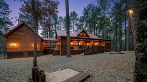 Eine Holzhütte mit Veranda und Kiesweg.