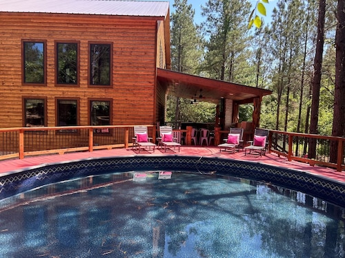 Pretty in Pink: Sleeps 14