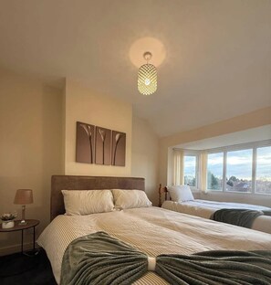 3 bedrooms, iron/ironing board, travel cot, WiFi - Birmingham Home: Free Parking, WiFi & 3 Bedrooms! (Birmingham)