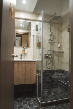 Dusche, Haartrockner, Handtücher, Seife