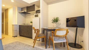 Refrigerador con freezer, microondas, placa de cocina, arrocera