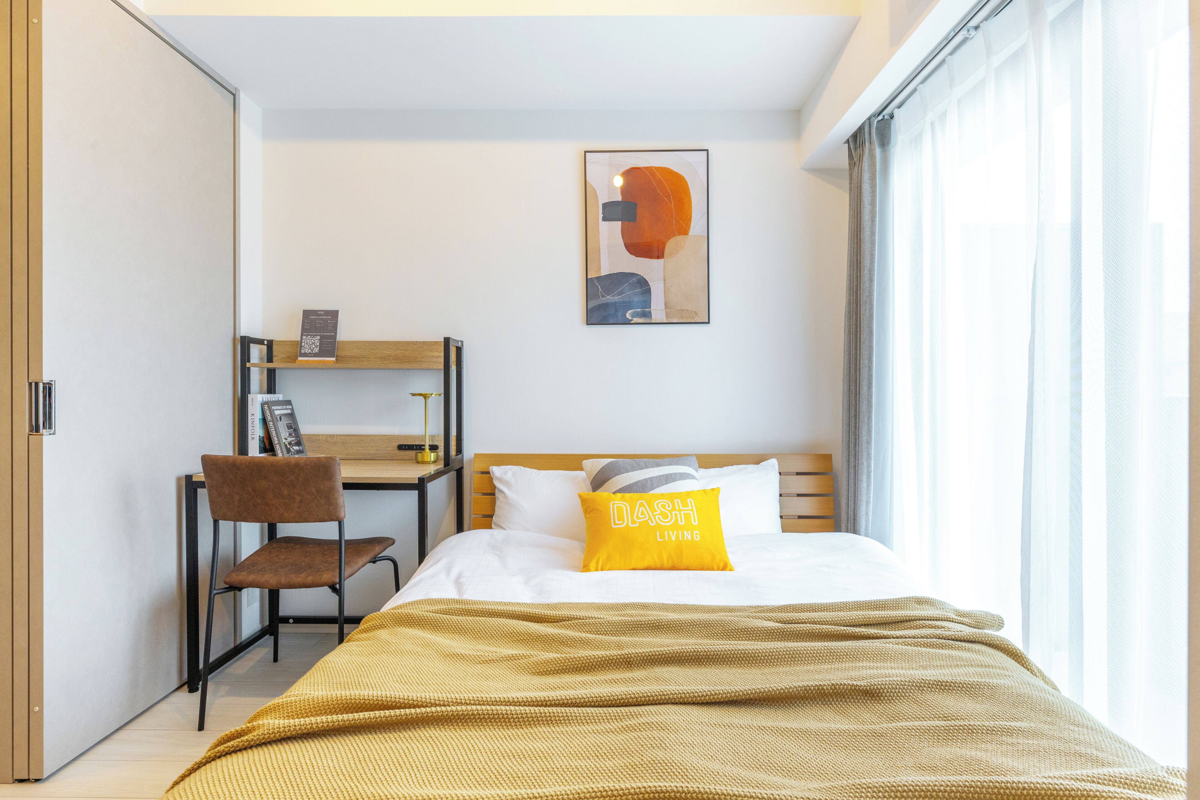 Muebles diferentes, escritorio y espacio para trabajar con laptop 