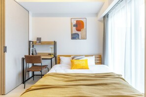 Muebles diferentes, escritorio y espacio para trabajar con laptop 