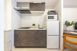 Refrigerador con freezer, microondas, placa de cocina, arrocera