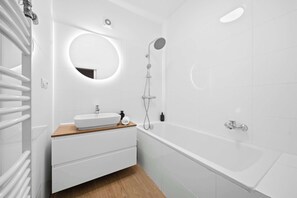 Shower, hair dryer, towels, shampoo - Central Brightside Suites -  Up to 6 guests (Bratislava)