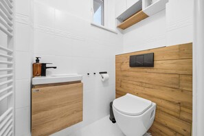 Shower, hair dryer, towels, shampoo - Central Brightside Suites -  Up to 6 guests (Bratislava)