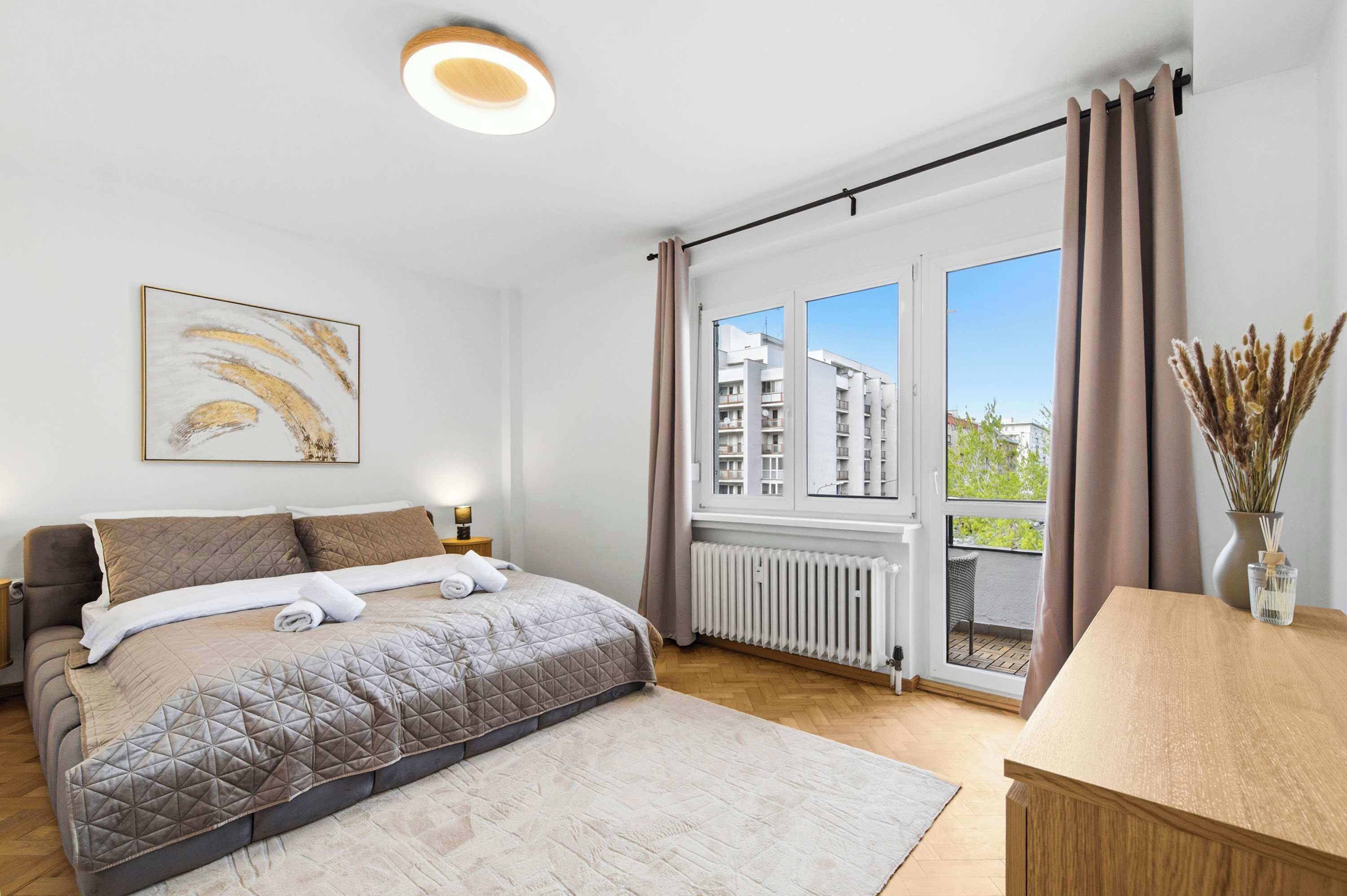 Desk, iron/ironing board, WiFi, bed sheets