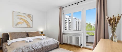 Escritorio, tabla de planchar con plancha, wifi y ropa de cama