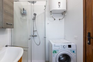 Shower, bidet, towels