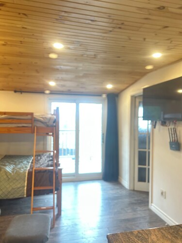 Cozy outbuilding apartment. Raised private deck. 
Water front parkette.