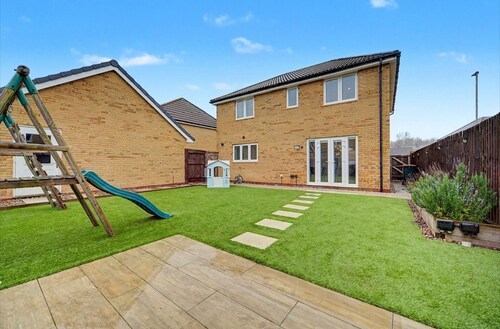 4-bed House, Sleeps 9 w/ Garden and Parking