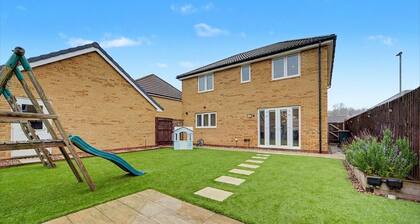 4-bed House, Sleeps 9 w/ Garden and Parking