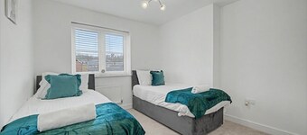 4-bed House, Sleeps 9 w/ Garden and Parking