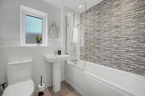 Ensemble baignoire-douche, baignoire profonde, séchoir à cheveux