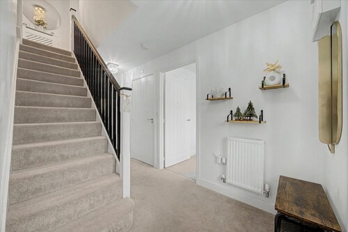 4-bed House, Sleeps 9 w/ Garden and Parking