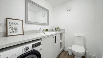 Combined shower/tub, deep soaking tub, hair dryer, towels