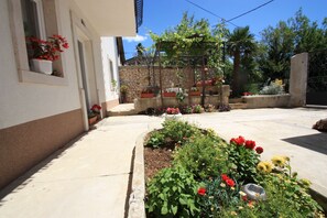 Property grounds - Apartment for 4 with sea view, balcony and parking in Jadranovo (Jadranovo)