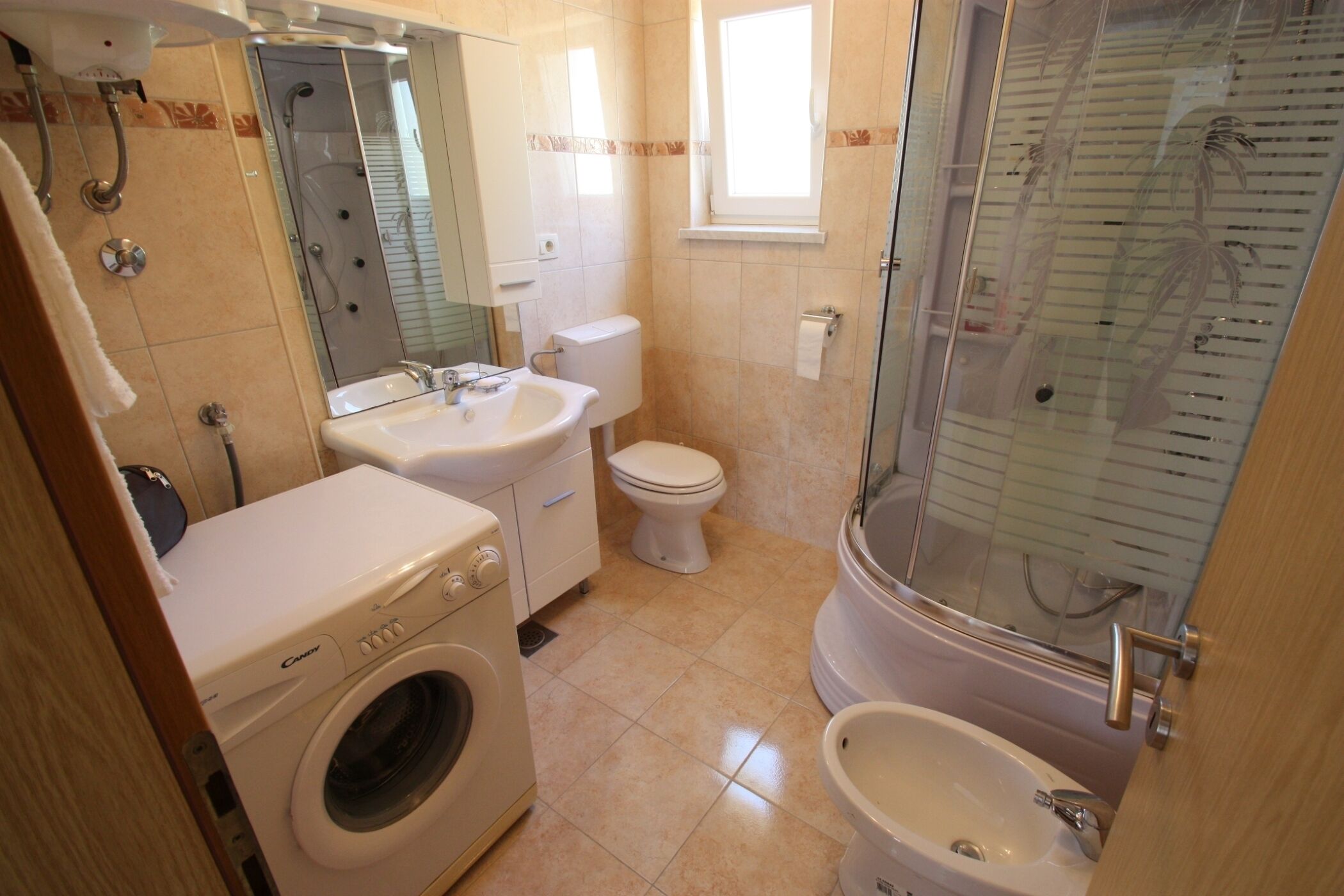 Douche, bidet, serviettes fournies, savon