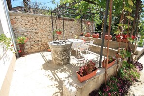 Outdoor dining - Vrbo Property (Jadranovo)