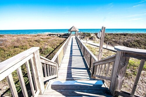 Beautiful 3BR Condo in OBX, NC, Beach, Pools, Hot Tub, Family Resort Aug. 9-15