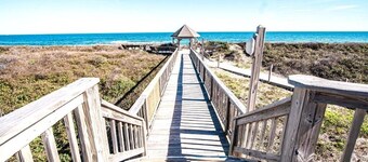 Beautiful 3BR Condo in OBX, NC, Beach, Pools, Hot Tub, Family Resort Aug. 9-15