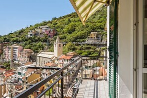 Property grounds - GuestHost - Roomy 110 sqm apartment with balcony and terrace, which can accommodate up to 6 people, organized on two levels and located on the first floor (NO lift, 10 external steps to access to it). The property, overlooking the village and the sea, is (Riomaggiore)